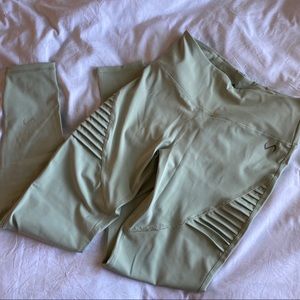 TLF LEGGINGS SIZE MEDIUM